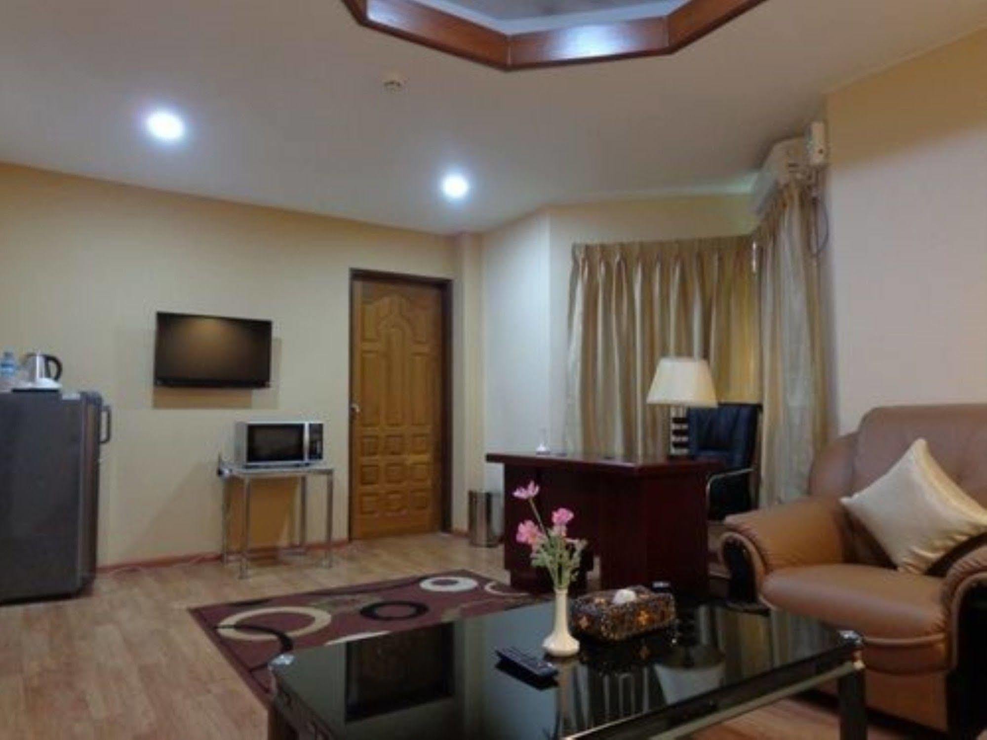 Royal Khattar Hotel Yangon Exterior photo